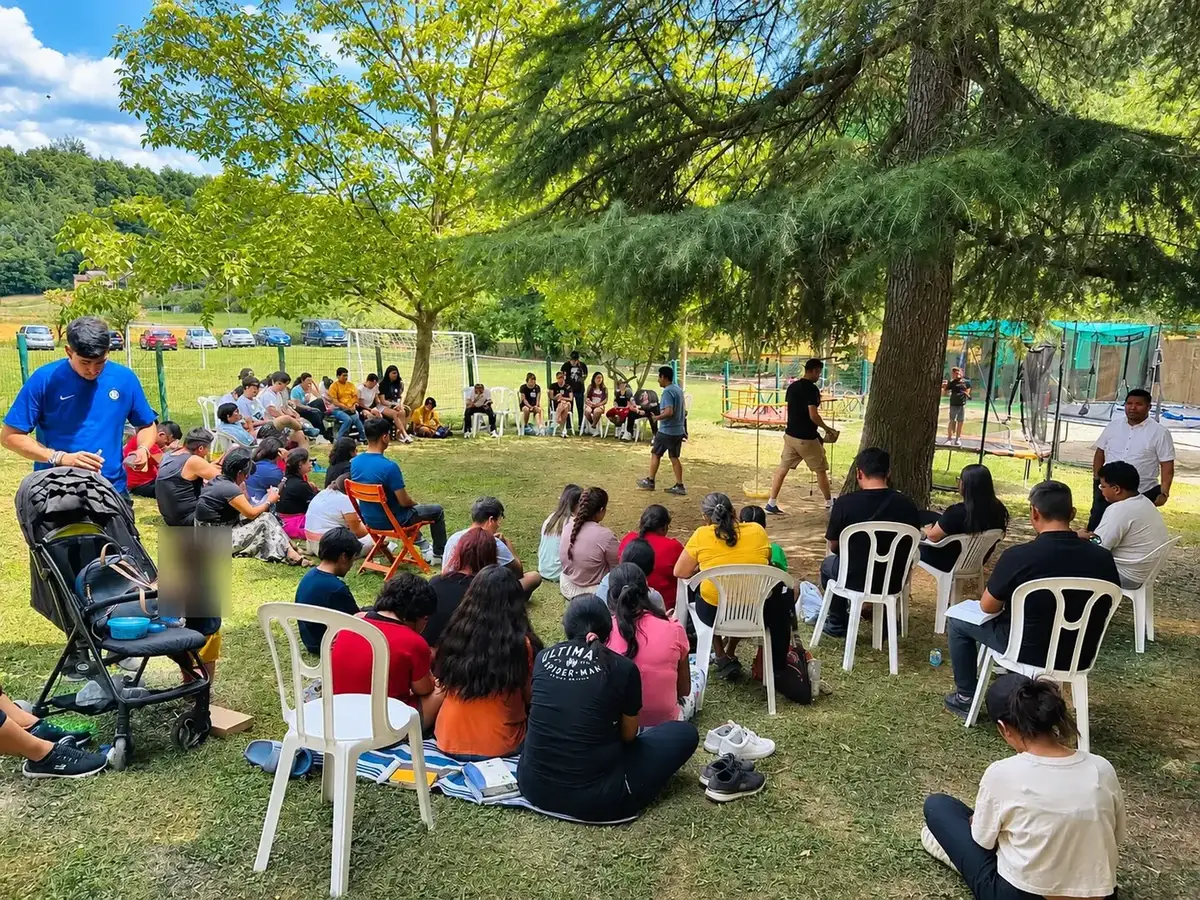 Incontro all’aperto della comunità in un parco